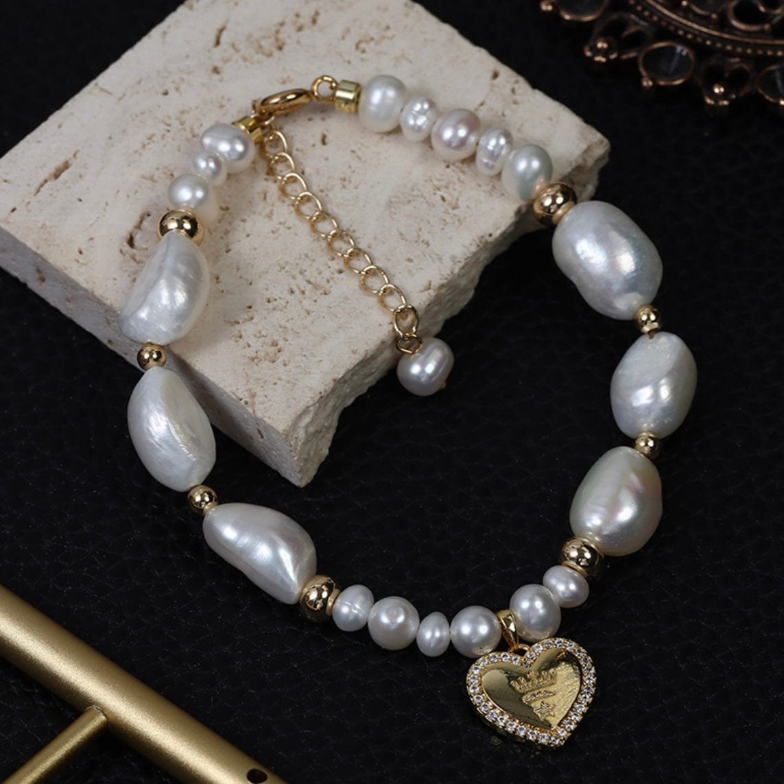 LayAura PEARL BRACELET WITH HEART CHARM